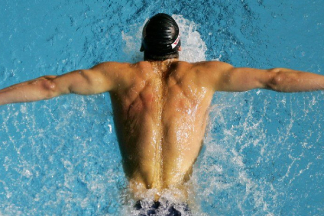 Секреты правильного плавания для тех, кто страдает от болей в спине - изображение