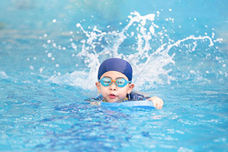 С какого возраста можно отдавать детей на плавание - изображение