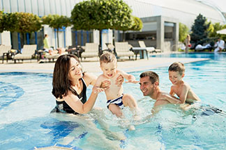 Фитнес-клуб с бассейном — полезный досуг для всей семьи - изображение