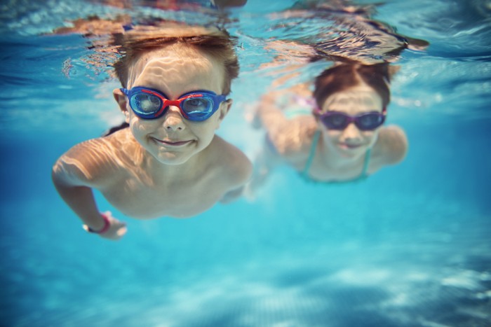 Занятия плаванием для детей - изображение