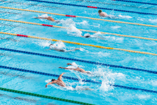 Какие упражнения помогут спортсмену плыть быстрее - изображение