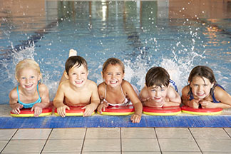 Какие упражнения можно делать в бассейне вместе с детьми - изображение