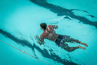 Как укрепить тело и сердце во время занятий в бассейне - изображение