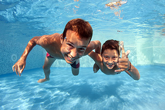 Как научить подростка плавать без стресса - изображение